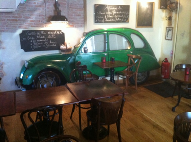 Une bonne adresse "Le Petit Café" et "Le Petit Bistrot" à Guernesey tenue pas un couple Servannais, décoiffant comme une Deuch dans le mur (juste devant la station taxis anglais)